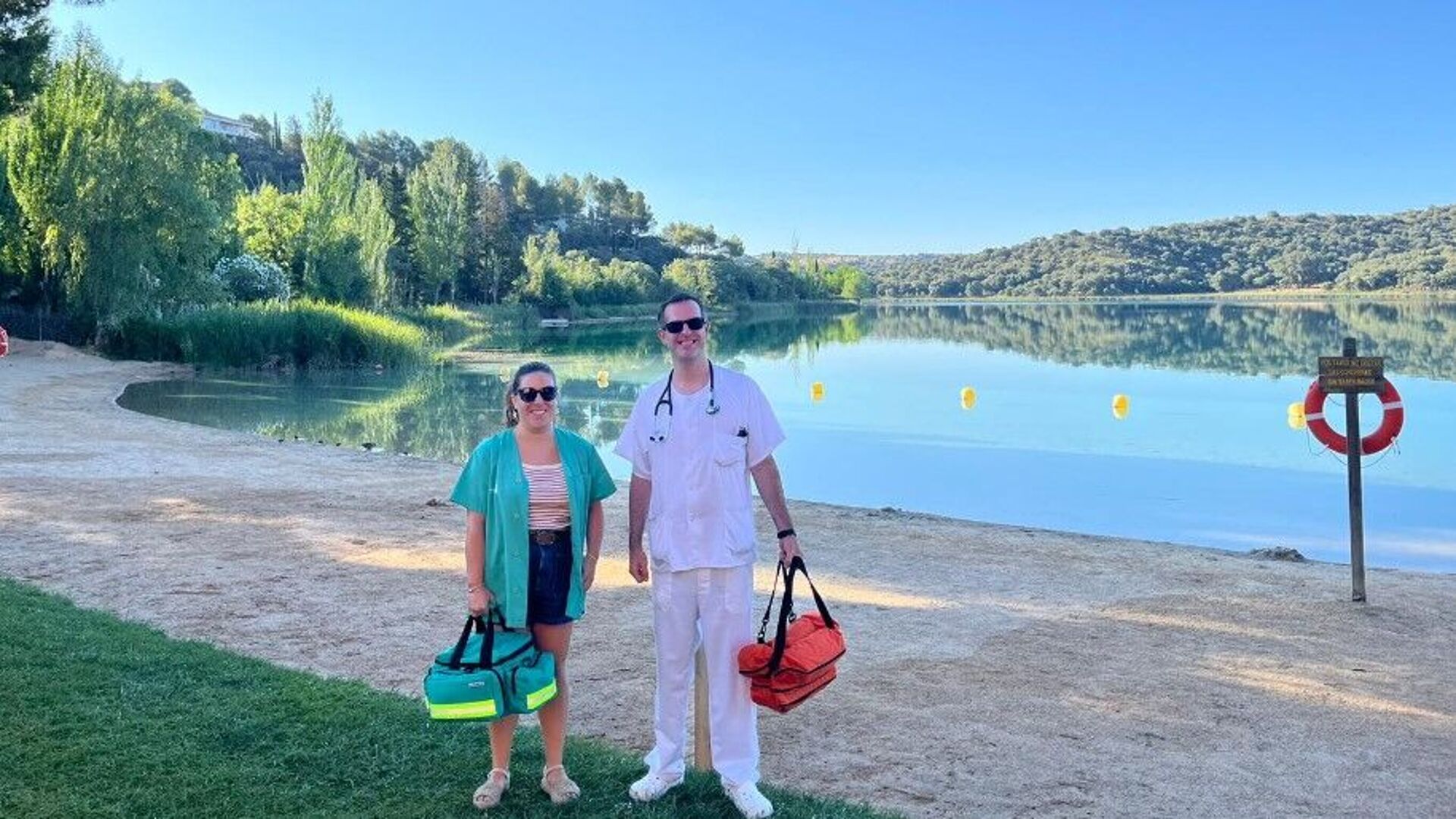 Elena Herreros y Raúl Salmerón, de camino a una visita domiciliaria en el incomparable marco de Las Lagunas de Ruidera, entre las provincias de Albacete y Ciudad Real.