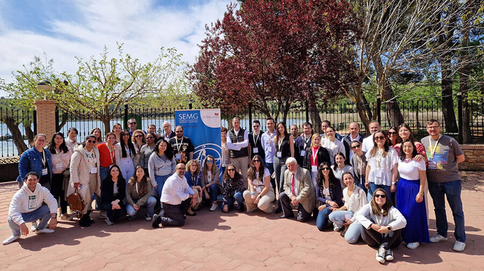 Fotografía de los residentes de Medicina de Familia de Castilla-La Mancha con el agua de las lagunas de Ruidera de fondo.