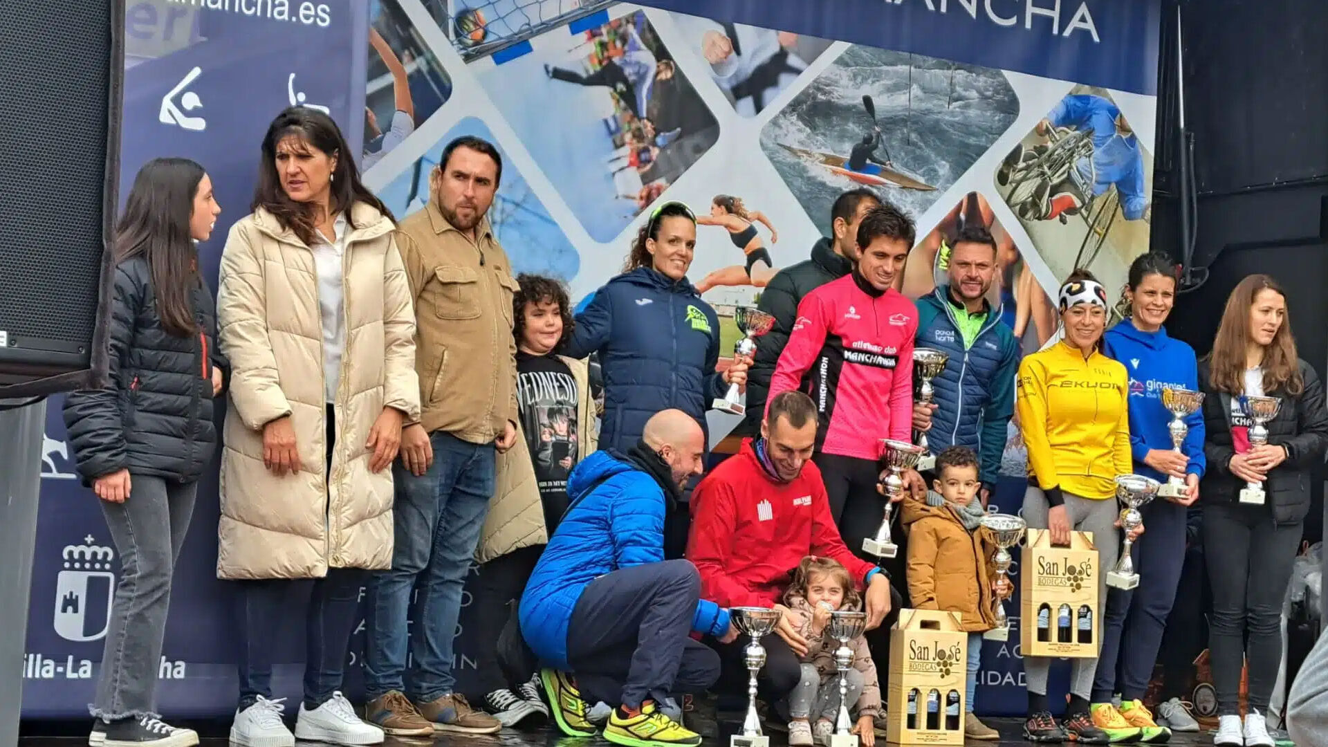 Podio con los mejores clasificados de la II Media Maratón de Ruidera 